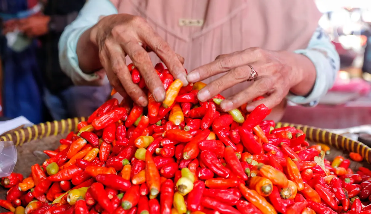 Pedagang menata cabai rawit di Pasar Kebayoran, Jakarta, Selasa (7/3/2023). Harga cabai rawit merah di DKI Jakarta terpantau naik sudah menembus Rp 100 ribu per kilogram. (Liputan6.com/Angga Yuniar)