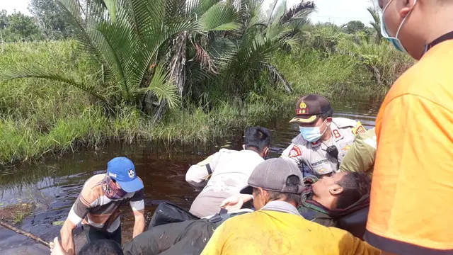 Pesawat Microligt Trike milik KLHK di Kilometer 3 Jalan Tanjung Pura-Sei Awan, RT 03 RW 02, Dusun Pematang Merbau, Desa Sungai Awan Kiri, Kecamatan Muara Pawan, Kabupaten Ketapang. (Liputan6.com/Aceng Mukaram)