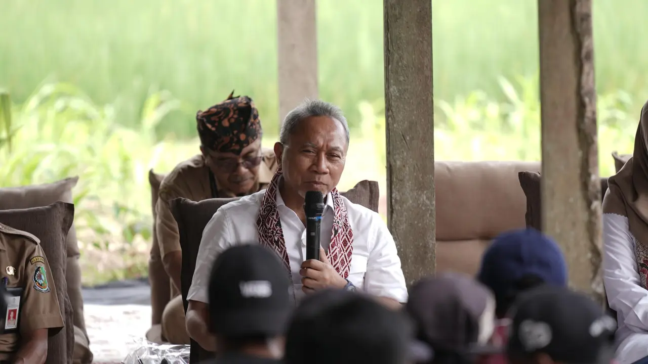 Menteri Koordinator (Menko) Bidang Pangan Zulkifli Hasan (Zulhas) saat berdialog Kelompok Tani 'Nangka' Desa Gumuk, Licin, Banyuwangi, Jawa Timur, Senin (3/2/2025)