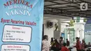 Suasana kegiatan vaksinasi covid-19 di Aula Masjid Cut Meutia, Jakarta, Sabtu (14/8/2021). Pemprov DKI berkolaborasi dengan Dewan Masjid Indonesia menggelar vaksinasi yang ditujukan untuk 400 orang jemaah dan warga sekitar masjid. (Liputan6.com/Faizal Fanani)