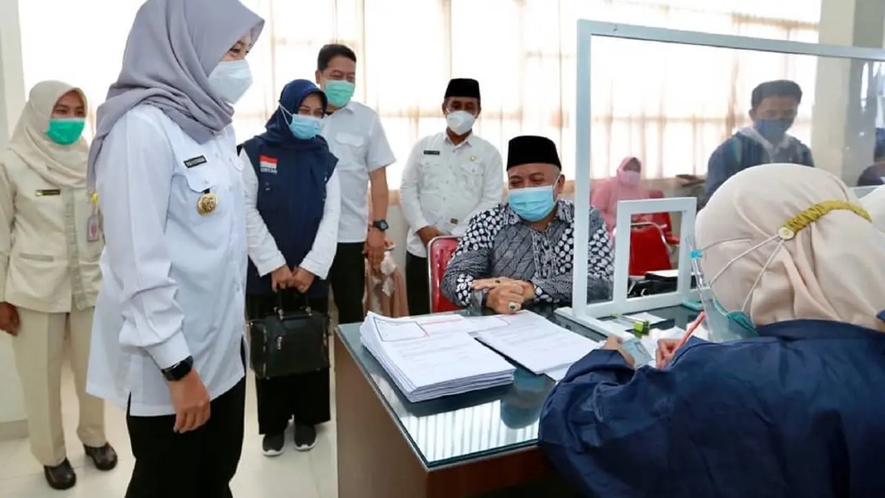 Bupati Banyuwangi Ipuk melihat vaksinasi calon haji Banyuwangi. (banyuwangikab.go.id)