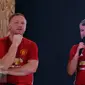 Legenda Manchester United David May (kiri) dan Denis Irwin menjawab pertanyaan jelang pemberian hadiah Chevrolet Fan Club 2017 di Jakarta, Jumat (17/3). Empat pemenang berhak hadiah perjalanan ke Stadion Old Trafford. (Liputan6.com/Helmi Fithriansyah)