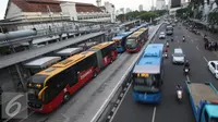 Suasana saat antrian Bus Trans-Jakarta bersiap untuk mengangkut penumpang di Halte Harmoni, Jakarta, Kamis (1/12). Menurut Budi, saat aksi massa terjadi, Transjakarta akan berupaya melakukan pengalihan jaringan. (Liputan6.com/Immanuel Antonius)