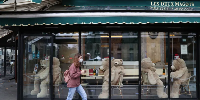 Boneka Beruang di Restoran Paris