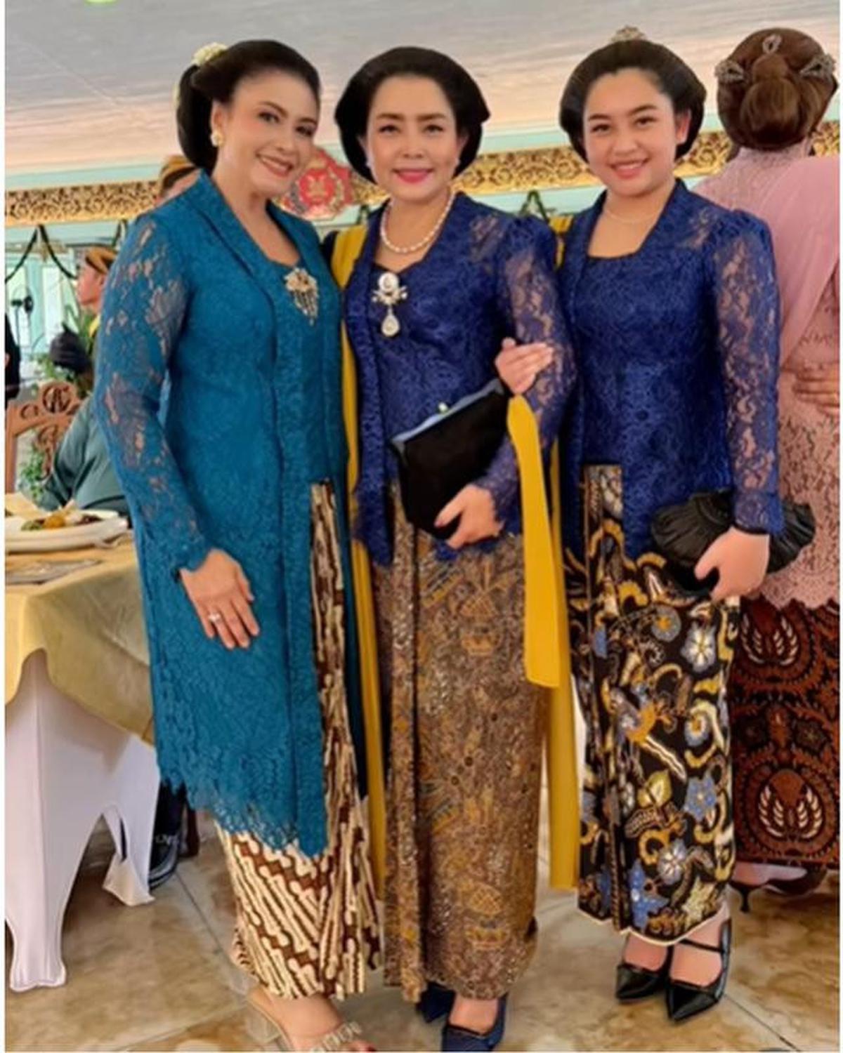 6 Potret Mayangsari dan Khirani Trihatmodjo Kompak Pakai Kebaya Biru di Acara Solo