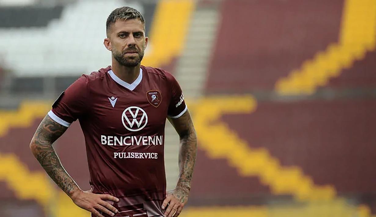 Jeremy Menez (Reggina). Sayap kanan Prancis berusia 35 tahun ini telah 2 musim membela Reggina di serie B sejak didatangkan dari Paris FC, klub di kasta kedua Liga Prancis pada awal musim 2020/2021 dengan status bebas transfer. Sebelumnya ia pernah memperkuat beberapa klub elite Eropa, di antaranya AS Monaco, AS Roma, PSG dan AC Milan mulai musim 2006/2007 hingga 2015/2016. Dua musim membela Reggina, ia total telah tampil dalam 35 laga di semua ajang dengan torehan 8 gol dan 2 assist. (reggina1914.it)
