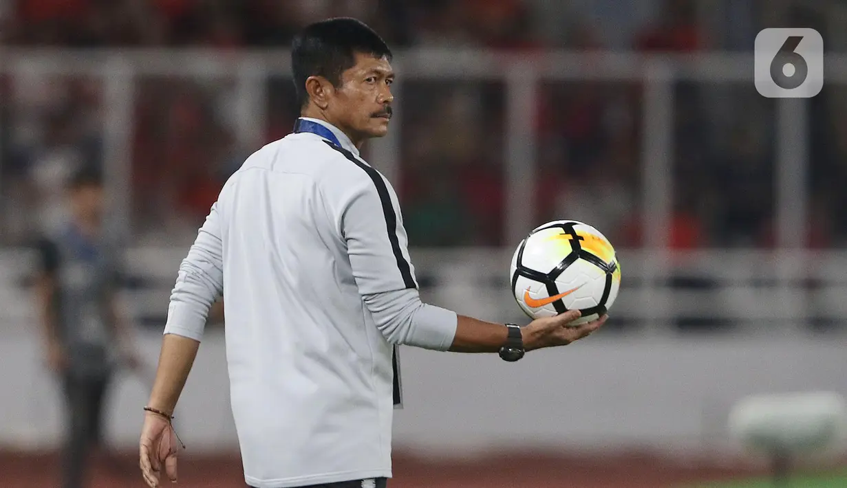 Indra Sjafri saat menjadi pelatih timnas Indonesia U-19 melawan Jepang U-19 pada perempat final Piala AFC U-19 2018 di Stadion GBK, Jakarta, Minggu (28/10/2018). PSSI secara resmi menunjuk Indra Sjafri menjadi pelatih timnas Indonesia di SEA Games 2023 Kamboja. Seperti diketahui, perhelatan SEA Games 2023 bakal bergulir pada 5-17 Mei mendatang di Kamboja. (Liputan6.com/Helmi Fithriansyah)