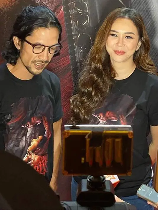 Film horor berjudul Rumah Iblis ini pun sudah mernarik banyak perhatian para pecinta film. Sudah tayang sejak 23 November 2023 kemarin, Aura Kasih mengikuti berbagai acara Meet and Greet dengan para penonton. Banyak dari para penggemar memang menantikan karya terbarunya setelah lama vakum karena mengasuh buah hati. (Liputan6.com/IG/@aurakasih)
