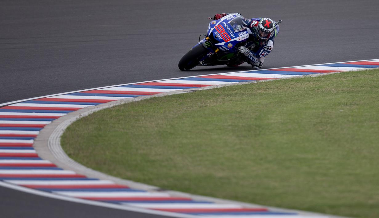 Jorge Lorenzo sedang latihan bebas pertama di Sirkuit Termas de Río Hondo, Jumat (17/4/2015) malam WIB. (AP Photo/Natacha Pisarenko)