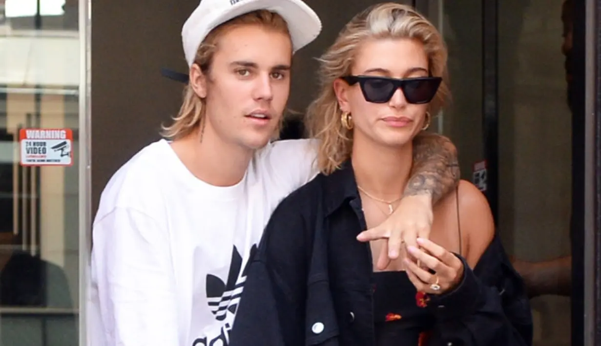 Justin Bieber dan Hailey Baldwin memutuskan untuk bertunangan satu bulan yang lalu. (Footwear News)