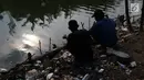 Warga memancing di sekitar Waduk Surilang, Pasar Rebo, Jakarta Timur, Senin (25/2). Waduk yang mengalami pendangkalan akibat lumpur yang lama tak dikeruk tersebut dikhawatirkan meluap saat musim hujan. (Liputan6.com/Immanuel Antonius)