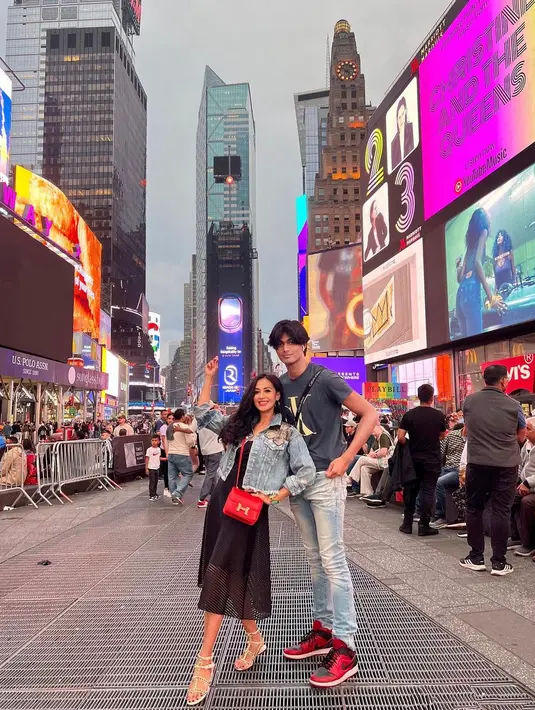 Potret jalan bareng anak dari Diah Permatasari. Ia mengenakan dress hitam yang ditumpuknya dengan denim jacket, dan sling bag merah. Sedangkan sang anak tampil kasual dengan kaus biru dan celana jeans. [Foto: Instagram/dps_diahpermatasari]