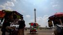Pemerintah Provinsi DKI Jakarta berencana akan menutup semua akses pintu masuk Taman Monumen Nasional bagi pedagang kaki lima liar mulai Juni mendatang. , Jakarta, Rabu (14/5/2015). (Liputan6.com/Faizal Fanani)
