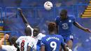 Bek Chelsea, Kurt Zouma, berusaha menyundul bola ke gawang Crystal Palace pada laga lanjutan Liga Inggris di Stamford Bridge, Sabtu (3/20/2020) malam WIB. Chelsea menang 4-0 atas Crystal Palace. (AFP/Mike Hewitt/pool)