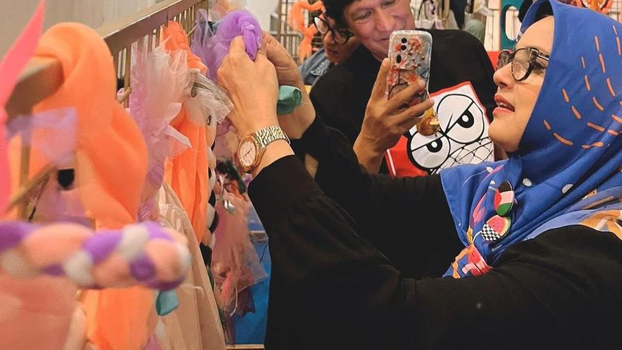 8 Potret Candid Ikang Fawzi Setelah Ditinggal Marissa Haque, Mengaji dan Melamun Sendirian