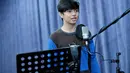 “Iya, kita akan tampil secara drama musikal. Satu atau dua lagu latihan hari ini, ada remixnya juga. Karena ini drama musikal jadi harus latihan bareng,” ucap Angga Aldi kepada Bintang.com, Selasa (22/11/2016). (Adrian Putra/Bintang.com)