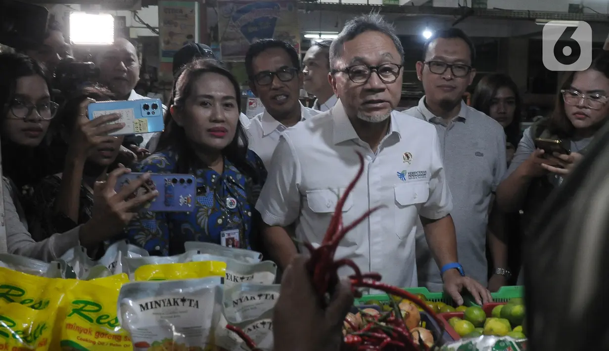 Dalam peninjauan mendag juga berinteraksi dengan sejumlah pedagang. (merdeka.com/Imam Buhori)