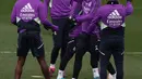 Para pemain Real Madrid menghadiri sesi latihan tim di Valdebebas, pinggiran kota Madrid, Rabu (1/3/2023). Real Madrid akan bertanding melawan Barcelona pada leg pertama semifinal Copa del Rey (Piala Raja) di di Stadion Santiago Bernabeu, Jumat 3 Maret 2023, pukul 03.00 WIB. (AFP/Pierre-Philippe Marcou)