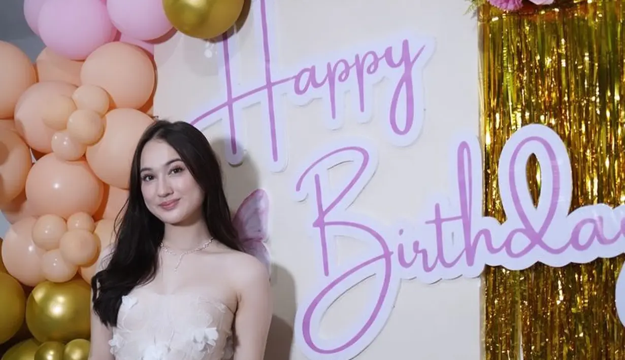 Di hari ulang tahunnya kali ini, Laura Moane tampil menawan dengan anggun strapless memamerkan bahu indahnya. Gaun warna nude tersebut memiliki aksen bunga putih 3D. [@its_lauraamoane]