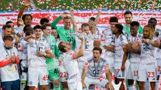 Bayern Munchen resmi menjuarai Bundesliga 2024/2025. Ini menjadi momen bersejarah bagi Harry Kane yang akhirnya mengangkat trofi pertamanya sepanjang kariernya. (AFP/Michaela Stache)