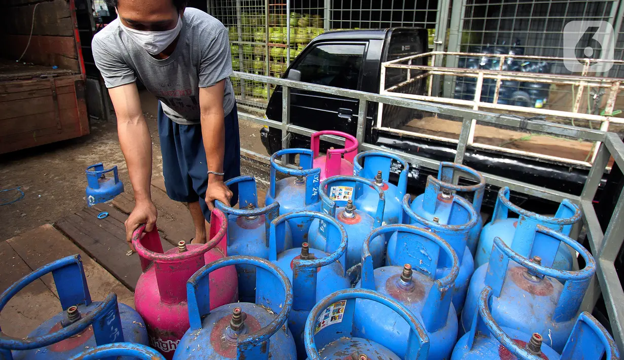 Pekerja menata tabung gas elpiji di Jakarta, Senin (8/3/2020). PT Pertamina (Persero) meneken sales confirmation agreement untuk liquefied petroleum gas (LPG) dan sulfur dari Abu Dhabi guna menambah pasokan kebutuhan dalam negeri sebesar 6 juta ton per tahun. (Liputan6.com/Johan Tallo)
