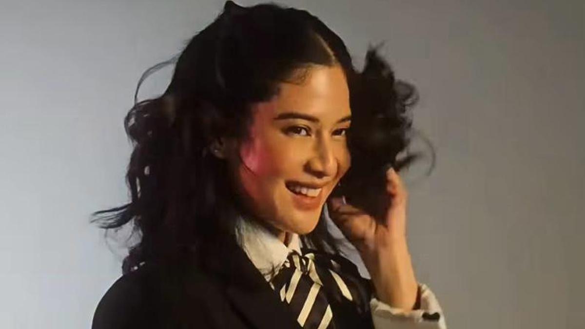 6 Potret Dian Sastro Tampil Bergaya Anak Sekolah Rebel, Tetap Klasik tapi Penuh Attitude