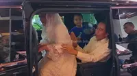 Momen Kocak Jokowi Pangku Iriana karena Isi Mobil Penuh Cucu