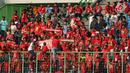 Suporter Semen Padang membentangkan syal usai menyaksikan laga timnya melawan Bhayangkara FC di lanjutan Liga 1 Indonesia di Stadion Patriot Candrabhaga, Bekasi, Sabtu (20/5). Semen Padang kalah 0-1. (Liputan6.com/Helmi Fithriansyah)