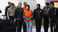 Bupati Sukoharjo Etik Suryani mengenakan rompi tahanan  dibawa menuju mobil tahanan usai menjalani pemeriksaan di Gedung Merah Putih KPK, Jakarta, Sabtu (11/7/2026). (KLY/Arie Basuki)