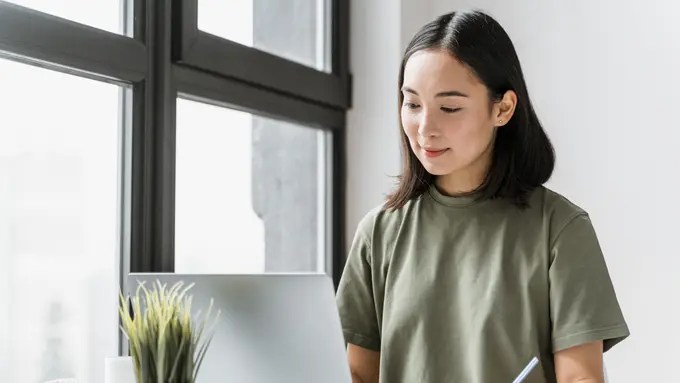 Seorang perempuan sedang menulis menggunakan laptopnya (Foto Dok: Freepik/freepik)