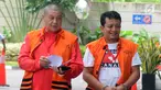 Pejabat Pembuat Komitmen Kemenpora Adhi Purnomo (kiri) dan staf Kemenpora Eko Triyanto tiba di Gedung KPK, Jakarta, Kamis (14/2). Keduanya diperiksa sebagai tersangka terkait dugaan menerima suap dana hibah dari Kemenpora ke KONI. (Merdeka.com/DwiNarwoko)