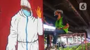Mahasiswa melukis mural bertemakan sosialisasi pencegahan Covid-19 di kolong jalan tol dalam kota, Kebun Nanas, Jakarta, Jumat (4/12/2020). Kegiatan membuat mural ini dalam rangka mengkampanyekan pola hidup sehat 3m. (merdeka.com/Arie Basuki)