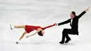 Atlet Ice skating Rusia ,Yuko Kavaguti and Alexander Smirnov beraksi selama ikuti kejuaraan skating kategori berpasangan dalam ISU Grand Prix, Moskow, Rusia, Jumat (20/11). Mereka merebutkan Piala Rostelekom. (AFP PHOTO/YURI KADOBNOV)