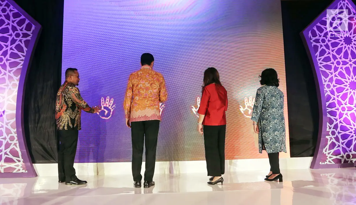 Retail Banking Director Bank Muamalat Indonesia Purnomo B. Soetadi, CEO Achmad Kusna Permana, Presdir Sun Life Financial Indonesia Elin Waty dan Chief Partnership Distribution Danning Wikanti saat peluncuran Bancassurance, di Jakarta, Rabu (19/6). (Liputan6.com/HO/Astro)
