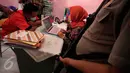 Tersangka pencabulan, Ismail (47) menjalani pemeriksaan di Mapolda DIY, Selasa (17/5). Kepala Sekolah Madrasah Aliyah di Bantul itu mencabuli siswi kelas MTs berinisial S (16) sebanyak empat kali sejak awal 2016 lalu. (Liputan6.com/Boy Harjanto)