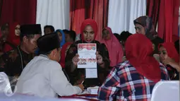 Petugas KPPS melakukan penghitungan ulang surat suara Pilkada DKI Jakarta putaran 2 di TPS 027, Kebagusan, Jakarta, Rabu (19/4). Pasangan Basuki Tjahaja Purnama-Drajot Sjaiful Hidayat kalah 252-292. (Liputan6.com/Helmi Fithriansyah)