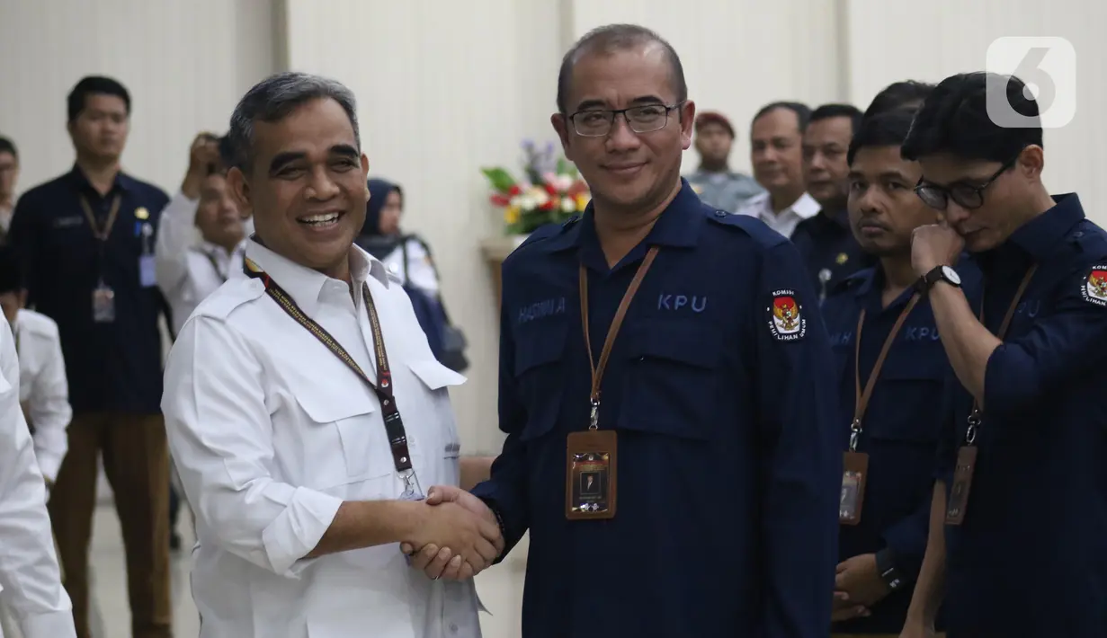 Ketua Komisi Pemilihan Umum (KPU) Republik Indonesia, Hasyim Asy'ari (kanan) menyambut kedatangan Sekretaris Jenderal (Sekjen) Partai Gerindra Ahmad Muzani di Gedung KPU RI, Jakarta, Sabtu (13/5/2023). (Liputan6.com/Helmi Fithriansyah)