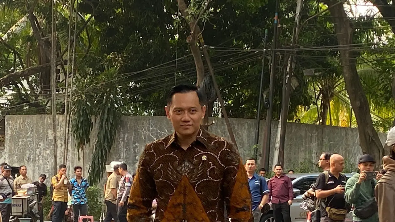 Ketua Umum Partai Demokrat Agus Harimurti Yudhoyono (AHY) hadir di Kertanegara saat Prabowo Subianto memanggil calon menteri di kabinet mendatang.
