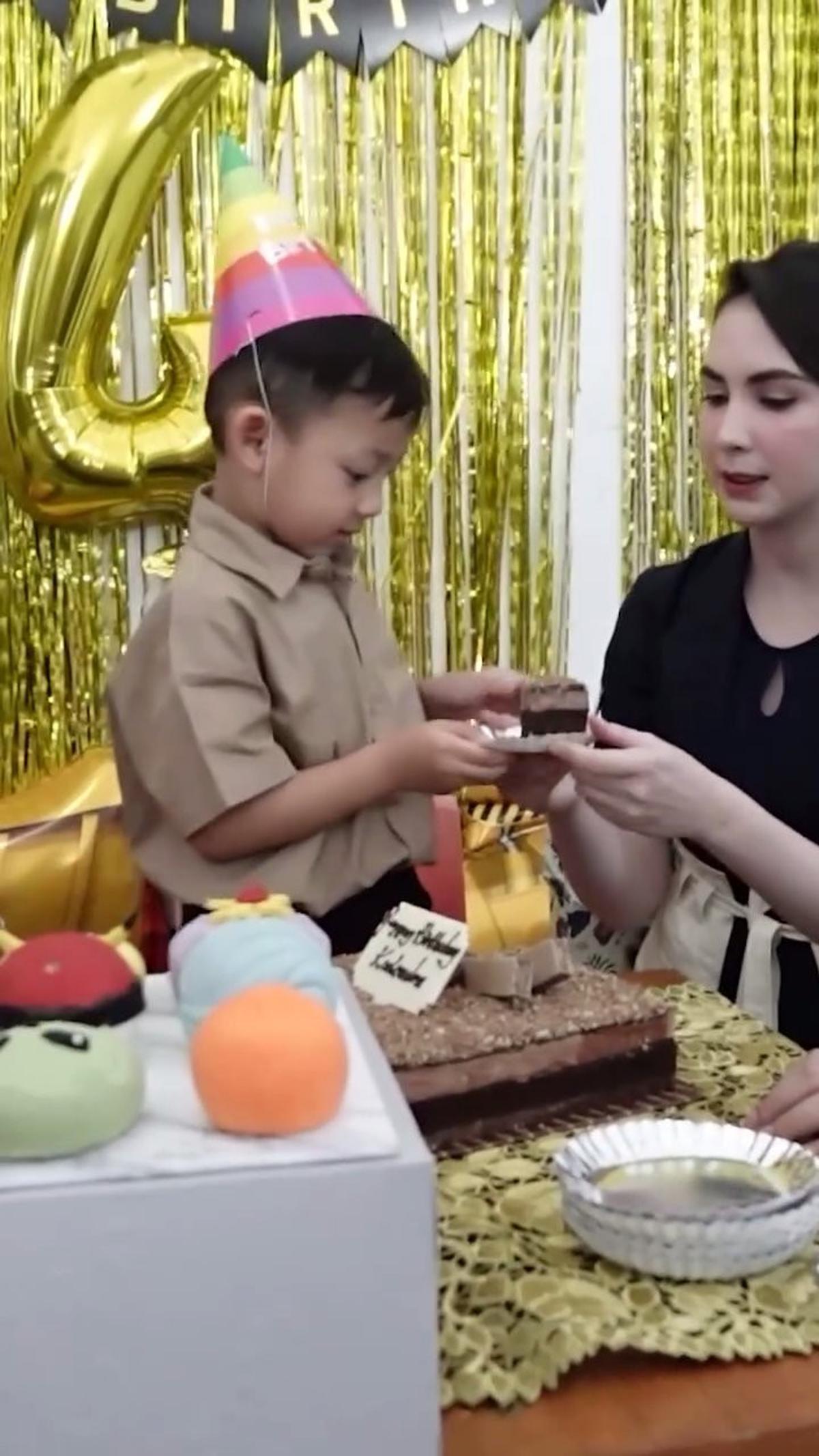 6 Potret Ultah Kale Anak Arumi Bachsin, Kena Prank Dapat Kado Barongsai Berujung Nangis