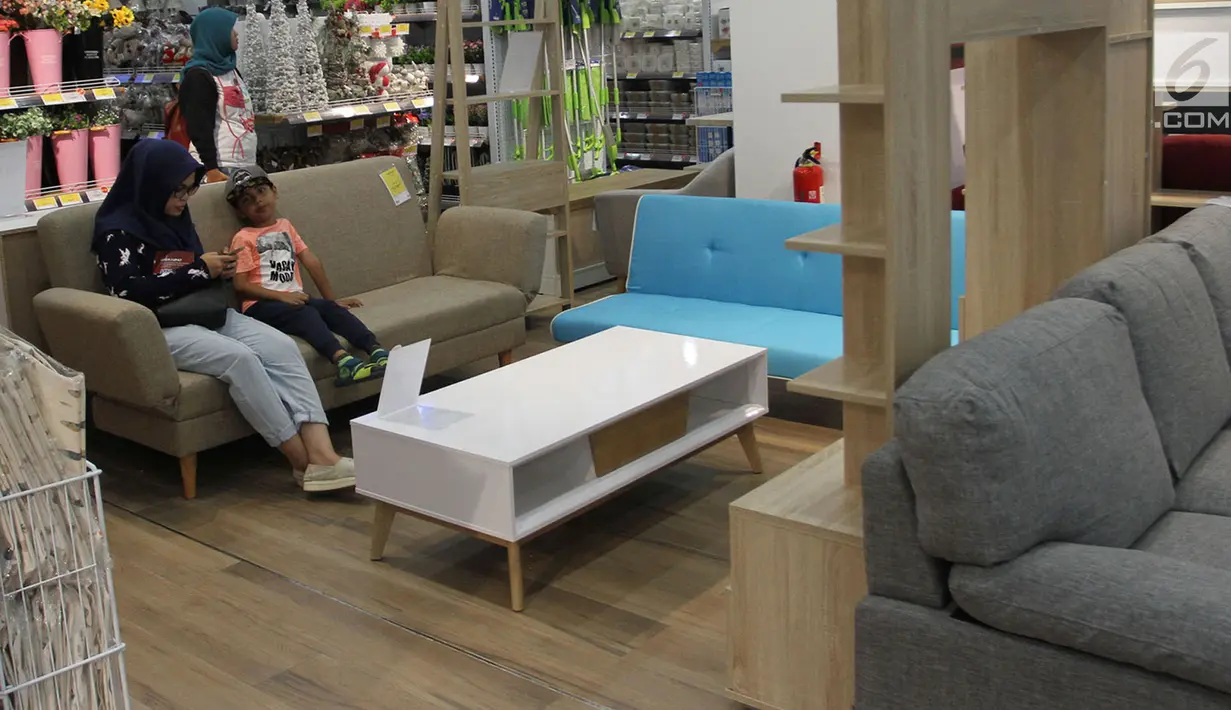 Pengunjung memperhatikan beragam furniture bergaya minimalis di gerai JYSK Indonesia di Bellevue Mall, Depok, Jawa Barat, Senin (19/11). JYSK menawarkan pengalaman berbelanja yang meliputi konsultasi, perakitan, dan pengiriman. (Merdeka.com/Arie Basuki)