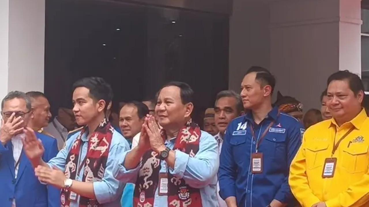 Anggota Dewan Pertimbangan Presiden itu juga membisiki capres Prabowo, sebelum berangkat ke kantor KPU, untuk mendaftarkan diri sebagai capres cawapres di Pemilu 2024.