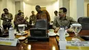 Walikota Bandung Ridwan Kamil (kiri) berbincang dengan Kepala BIN Marciano Norman dan Gubernur DKI Basuki Tjahaja Purnama sebelum mengikuti rapat kabinet terbatas terkait persiapan KAA di Kantor Presiden, Jakarta, Kamis (2/4). (Liputan6.com/Faizal Fanani)