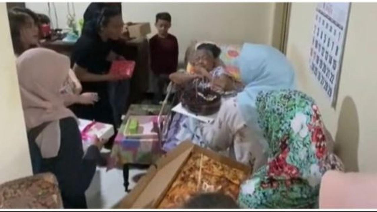 Momen Cucu dan Cicit Beri Kejutan untuk Neneknya yang Berulang Tahun Ini Viral, Curi Perhatian