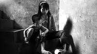 Kehilangan Tangan Akibat Perang, Gadis Ini Jadi Guru Buat Ponakan