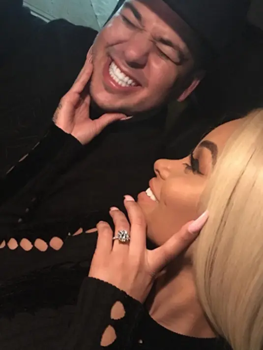 Kedua pasangan yang baru saja mengumumkan pertunangannya, Blac Chyna dan Rob Kardashian tengah dilanda kebahagiaan. Pasalnya, beredar kabar bahwa, Blac tengah mengandung benih cintanya dengan Rob Kardashian. (viainstagram@blachcyna/Bintang.com)
