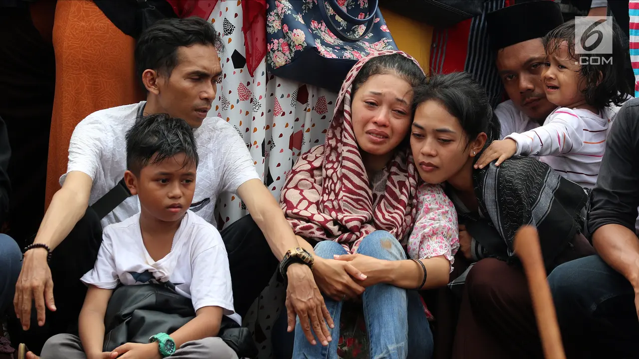 Duka Selimuti Penguburan Massal Korban Kecelakaan Tanjakan Emen