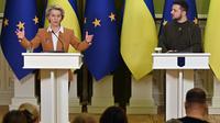 Presiden Ukraina Volodymyr Zelensky (kanan) dan Presiden Komisi Eropa Ursula von der Leyen memberikan konferensi pers bersama setelah pembicaraan di Kyiv, Kamis (2/2/2023). Sebanyak 16 komisaris Uni Eropa (UE), termasuk Presiden Komisi Eropa Ursula von der Leyen, Kepala Urusan Kebijakan Luar Negeri UE Josep Borrel, dan Presiden Dewan UE Charles Michel, akan menggelar pertemuan dengan para menteri Ukraina di Kyiv. (Sergei SUPINSKY/AFP)