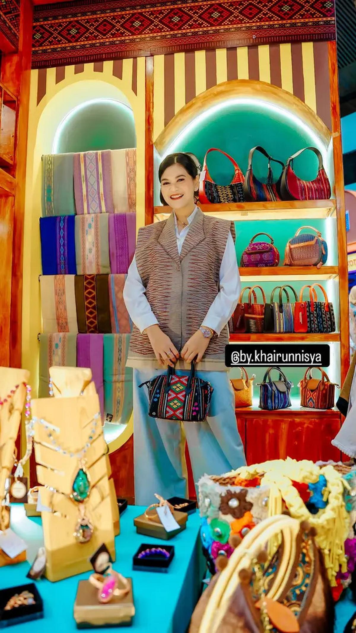 OOTD Kece Kahiyang Ayu Padukan Heels Rp20 Jutaan dengan Busana Etnik Karya Desainer Lokal
