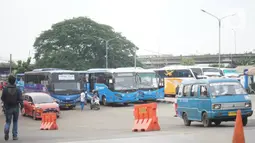 Angkutan umum (angkot) menunggu penumpang di sekitar Terminal Depok, Jawa Barat, Kamis (30/1/2020). Kepala Dishub Depok, Dadang Wihana mengatakan, pada tahun 2019 telah berhasil mengumpulkan retribusi terminal sebesar Rp1.288.000.000. (Liputan6.com/Immanuel Antonius)