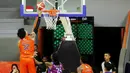 Pemain Pelita Jaya Jakarta, Kevin Ornell Daniels, saat melawan Amartha Hangtuah Jakarta pada laga lanjutan Indonesia Basketball League (IBL) 2024 di Gor Soemantri Brodjonegoro, Kuningan, Jakarta, Sabtu (18/5/2024). Pelita Jaya memetik kemenangan 93-84. (Bola.com/M Iqbal Ichsan)
